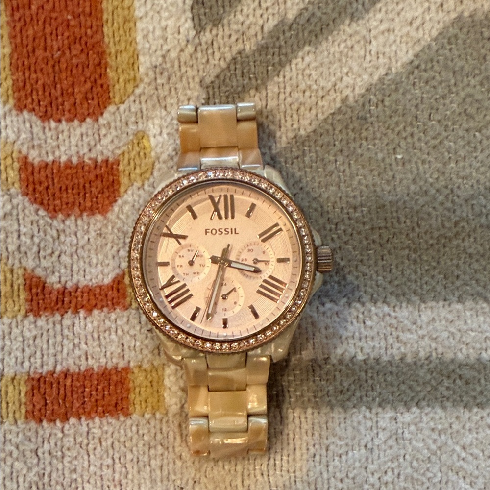 Fossil Cream and Silver Timepiece